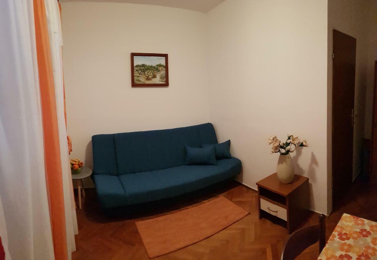 Apartment Muzic มาลีโลชินจ์ ภายนอก รูปภาพ