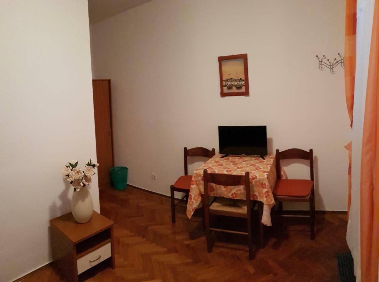 Apartment Muzic มาลีโลชินจ์ ภายนอก รูปภาพ
