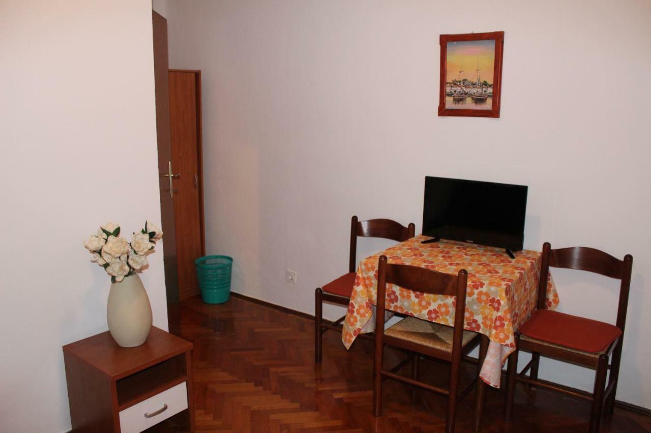 Apartment Muzic มาลีโลชินจ์ ภายนอก รูปภาพ